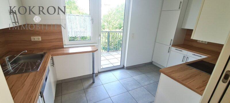 vollausgestattete, moderne Einbaukche mit Zugang zum Balkon