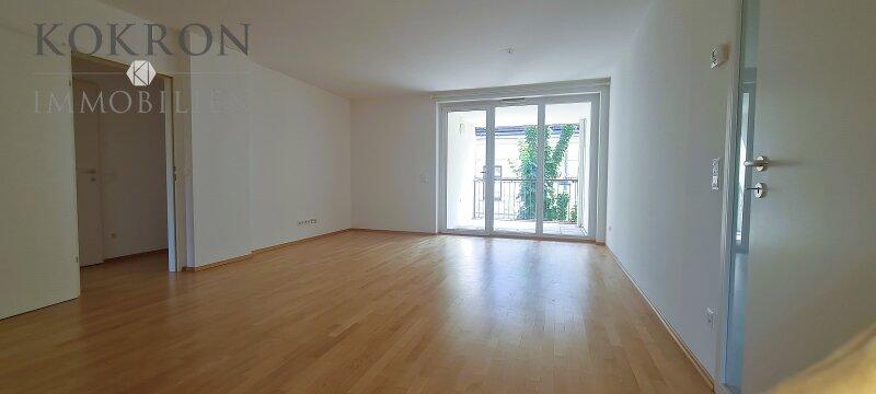 Blick durch den Wohnraum zur Loggia