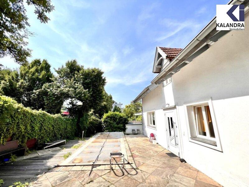 Hausansicht - Pool & Terrasse