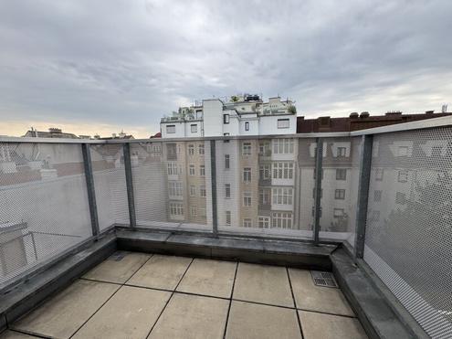 Exklusive Dachgeschoßwohnung mit Terrasse beim Stadtpark - Ab sofort verfügbar!