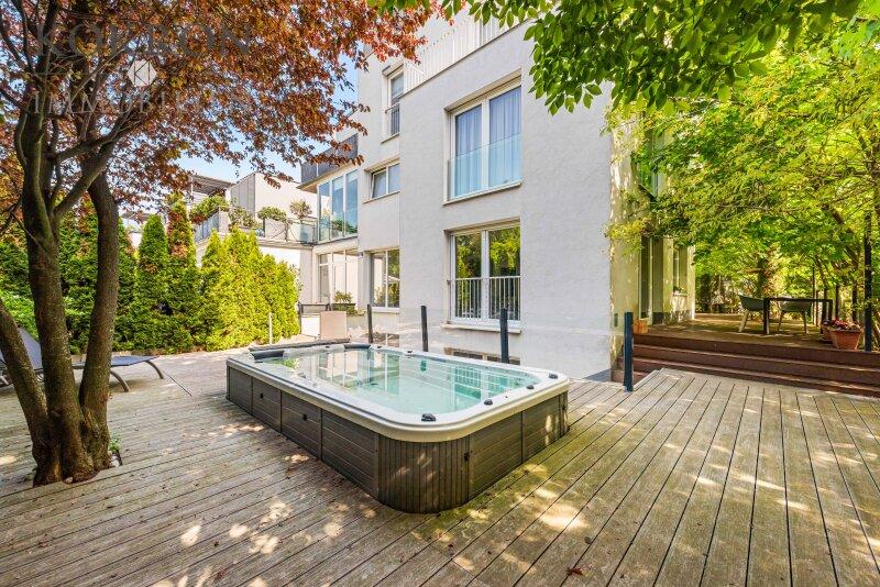 Sdseitige Terrasse mit Swim-Spa