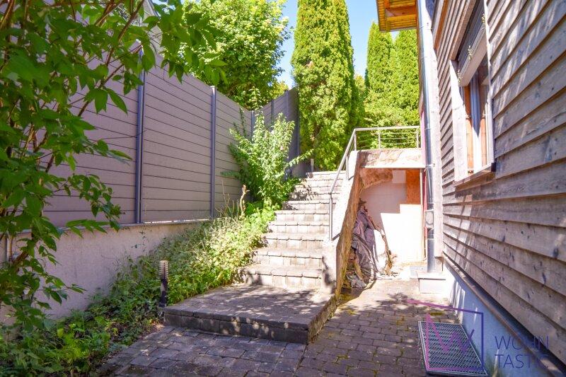 Viel Platz fr Brennholz finden Sie rund ums Haus.