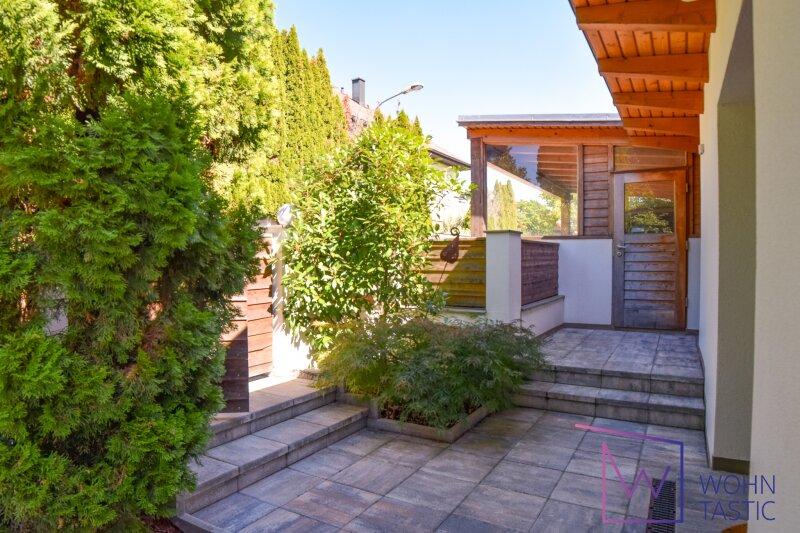 Blick zum berdachten Carport-Zugang und zur Fahrrad-Garage.