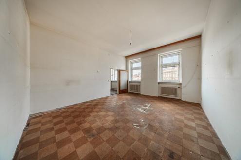 Viel Potential! Sanierungsbedürftiger 3-Zimmer-Altbau auf 3. Etage