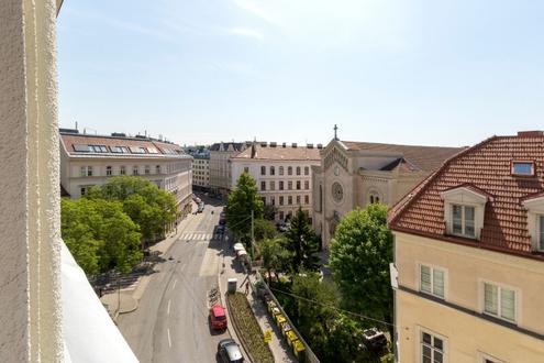 Sdseitiger Altbau mit schnem Ausblick! Sanierungsbedrftige 3,5-Zimmer-Wohnung im 3. Stock
