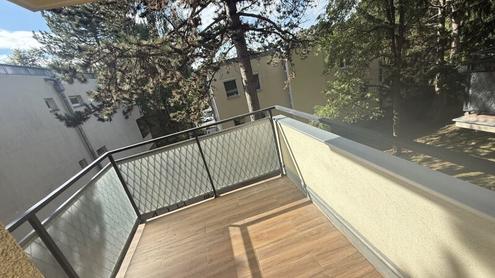Baumeistergasse: Zwei Zimmer (zenral begehbar) mit separater Kche und Balkon!