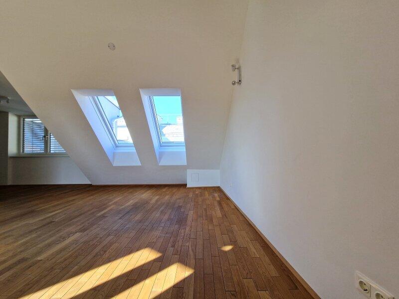 Wohn-/Schlafbereich mit Zugang zur Dachterrasse