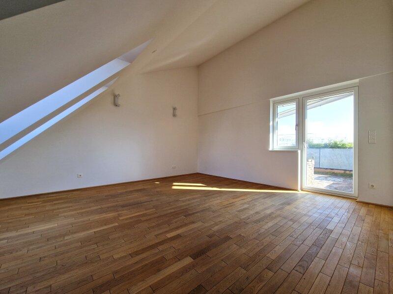 Wohn-/Schlafbereich mit Zugang zur Dachterrasse