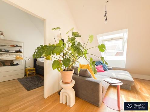 KLIMATISIERTE DACHGESCHOSS MAISONETTE - 2,5-ZIMMER WOHNUNG MIT TERRASSE - DIREKT VOR DER HAUSTR U4/U6