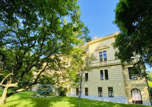 DORNBACH: Repräsentatives Wohnen mit großem Garten