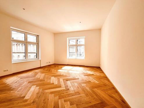 Erstbezug  - Toll aufgeteilte, hochwertig sanierte 3 Zimmer Altbauwohnung plus BALKON (Top12)
