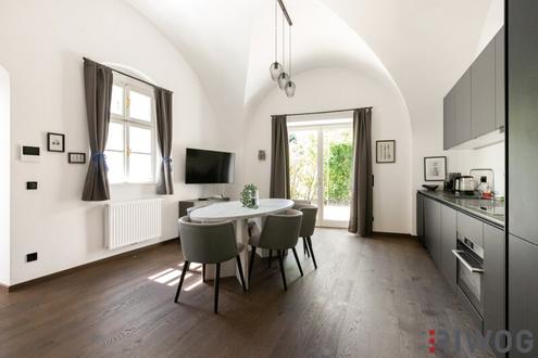 115,42 m² Design-Altbau mit Gewölben & Eigengarten-Terrasse sowie Poolnutzung - elegante Wohnküche, XL-Regendusche