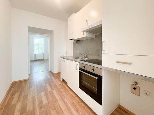 U3 DIREKT VOR DER HAUSTÜRE: komplett hofseitige 2 Zimmerwohnung im charmanten Altbau