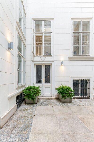 Gepflegter Innenhof zur Wohnung