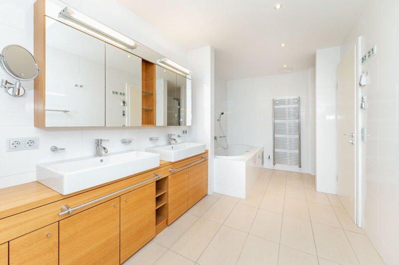 Zeitlos elegant  hochwertig ausgestattetes Badezimmer