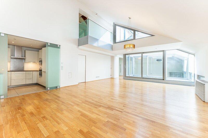 Lichtdurchfluteter Wohnsalon mit imposanter Raumhhe