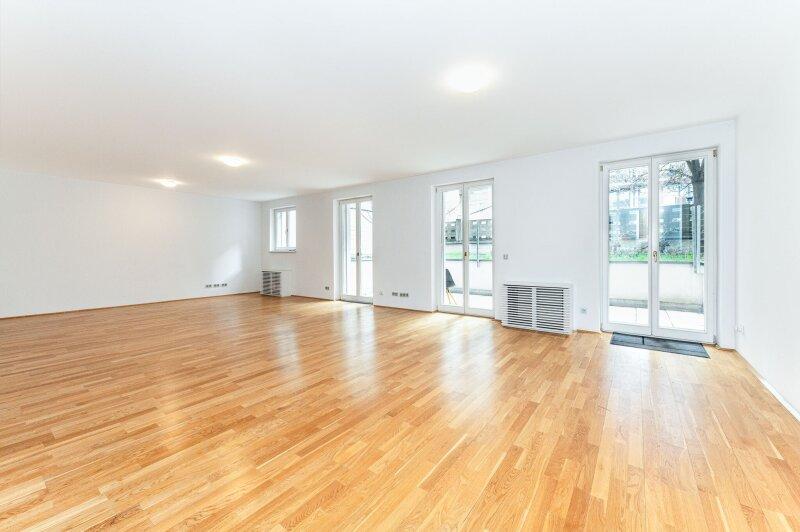 Wohnraum mit Ausgang zum Garten