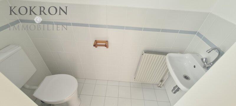 separates WC mit Fenster und Vorraum