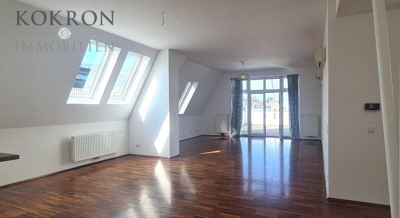 groer Wohnraum mit Zugang zur Terrasse