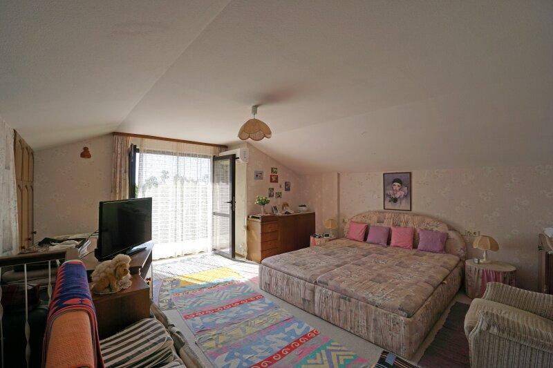 DG: Schlafzimmer mit Klima-Splitgert