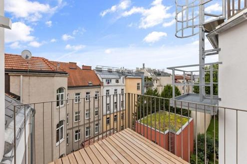 ERSTBEZUG ! Exklusives 77 m²Dachwohnung in generalsanierten, historischem Gebäude (Top 20)