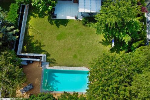Lebensqualitt pur: Grozgiges Einfamilienhaus mit traumhafter Pool-Landschaft