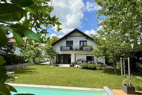 Lebensqualitt pur: Grozgiges Einfamilienhaus mit traumhafter Pool-Landschaft