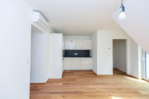 DG-Wohnung mit Balkon: 2 Zimmer Erstbezug mit sehr guter Ausstattung