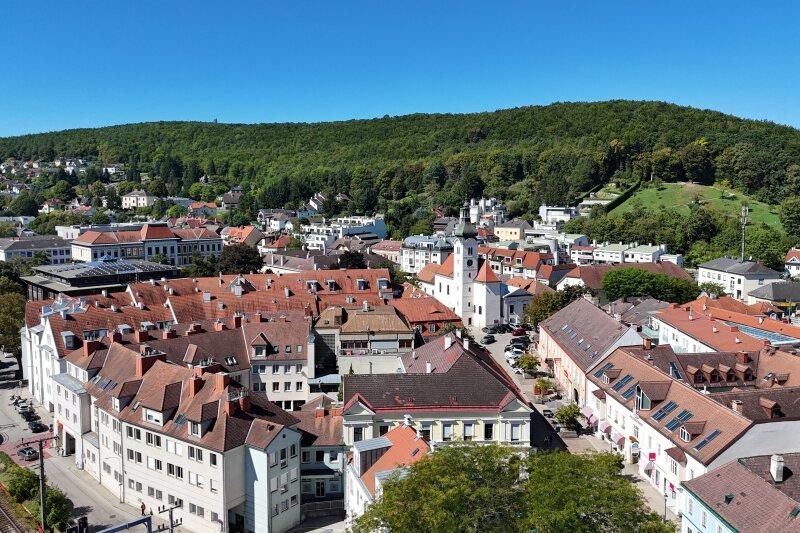 Altstadt Purkersdorf mit Feilerhhe rechts im Hintergrund