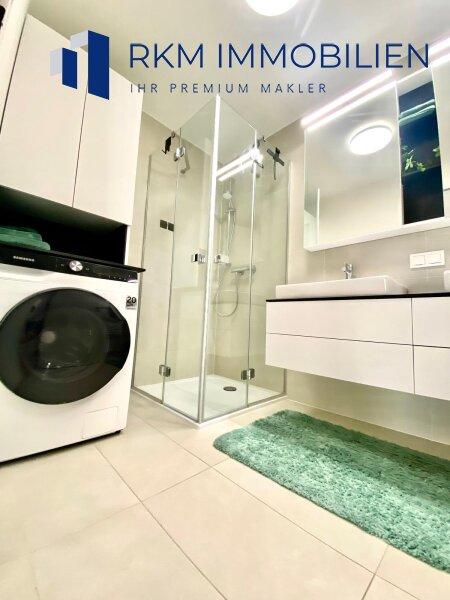 Badezimmer mit Duschkabine