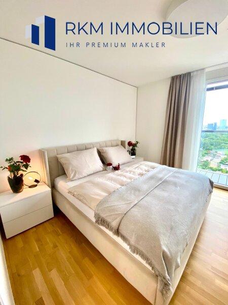 Helles Schlafzimmer mit komfortabler Einrichtung und herrlic