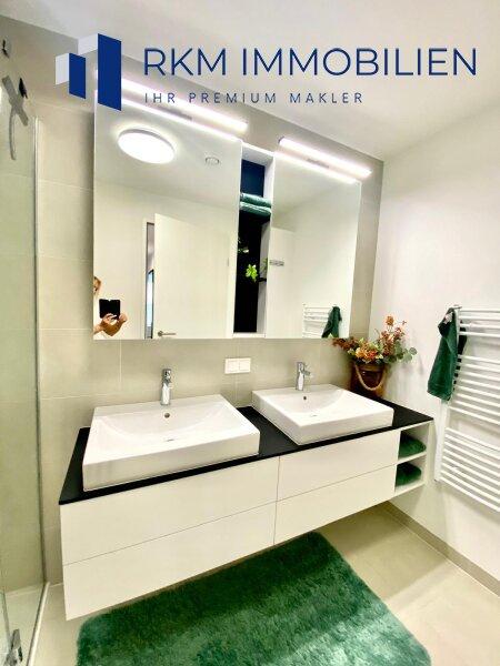 Badezimmer mit Duschkabine