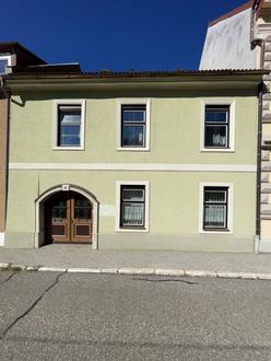 stilvolles Stadthaus in zentraler Lage mit Garten und mehreren, vermietbaren Wohnungen und Bros