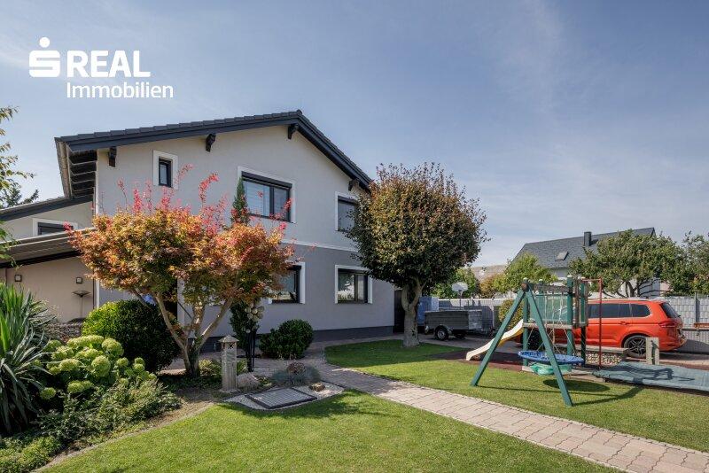 Vorderansicht Haus und Garten