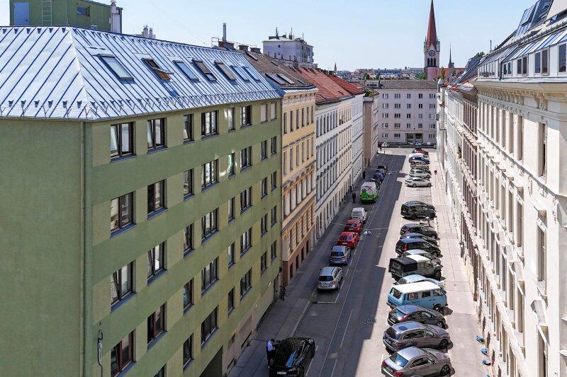 Luftbild straenseitig mit Kirchturmspitze