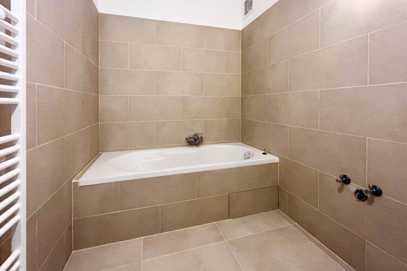 Badezimmer mit Wanne