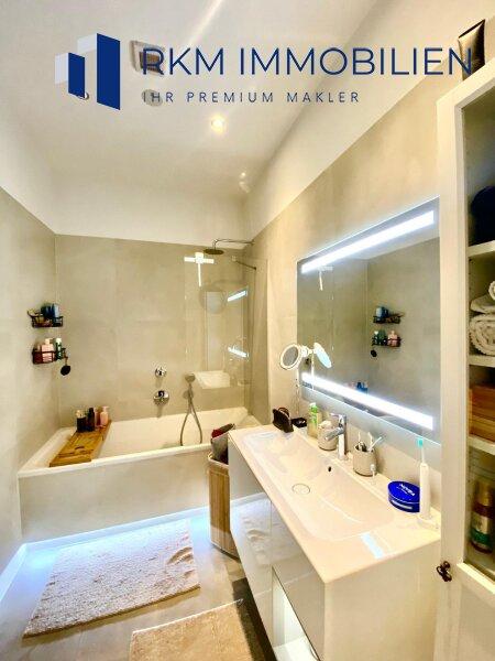 ??Modernes Badezimmer mit Badewanne