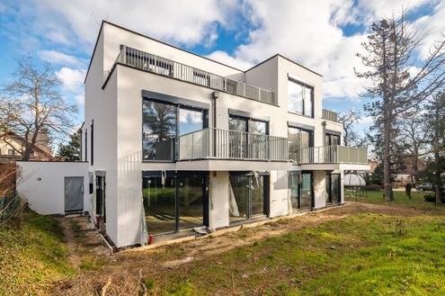 Elegant luxury in 1130 Vienna: 9 rooms, 293m of living space, garden, garage and more!