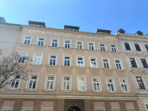 Nur ca.   3.450 pro m  -  2 Zimmer DG-Wohnung - Nur ca. 20 Meter bis zur U3 Station Schweglerstrae
