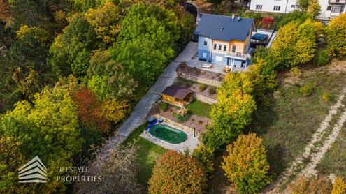 Modernes, mbliertes Einfamilienhaus mit Garten und Pool in Ruhelage