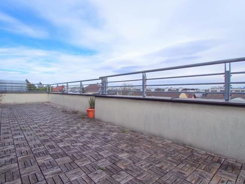 FREIRAUM BIS ZUM HORIZONT: Dachgeschoss-Maisonette mit 24m Terrasse