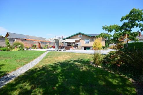 TOP-EINFAMILIENHAUS mit 3 GARAGEN und POOL