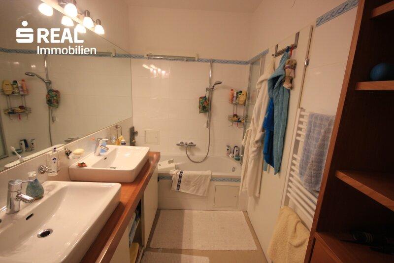 Badezimmer mit Wanne