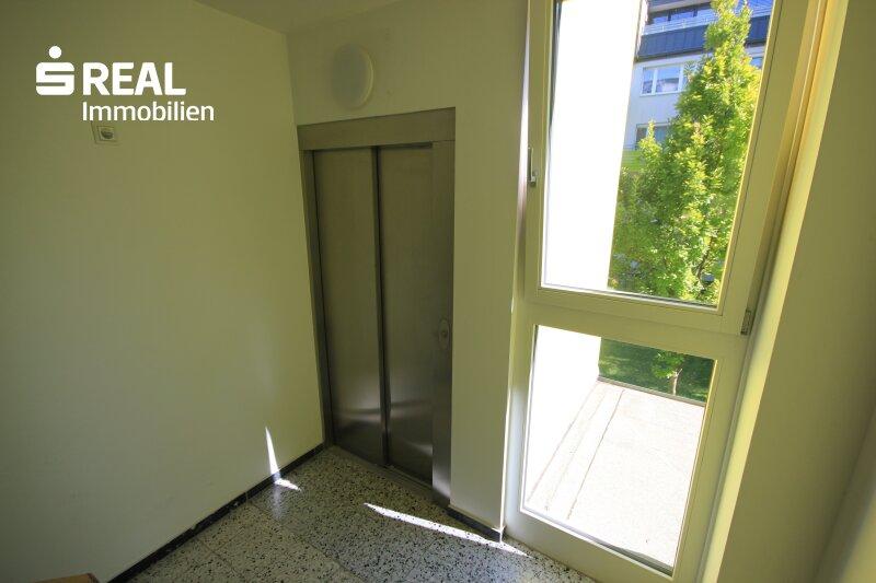 Stiegenhaus mit Lift