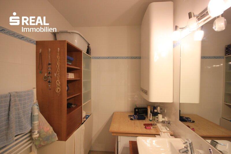 Badezimmer mit Warmwasserboiler