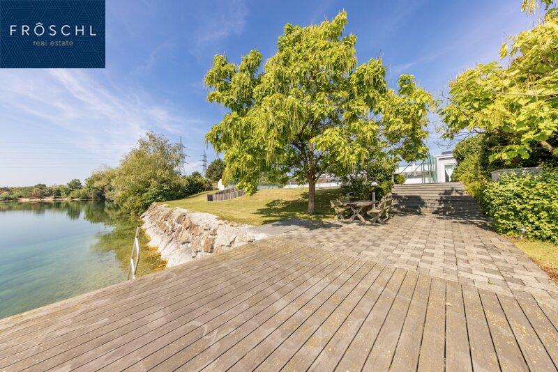 Blick vom Steg zur Tennisanlage u. Gartenbereich