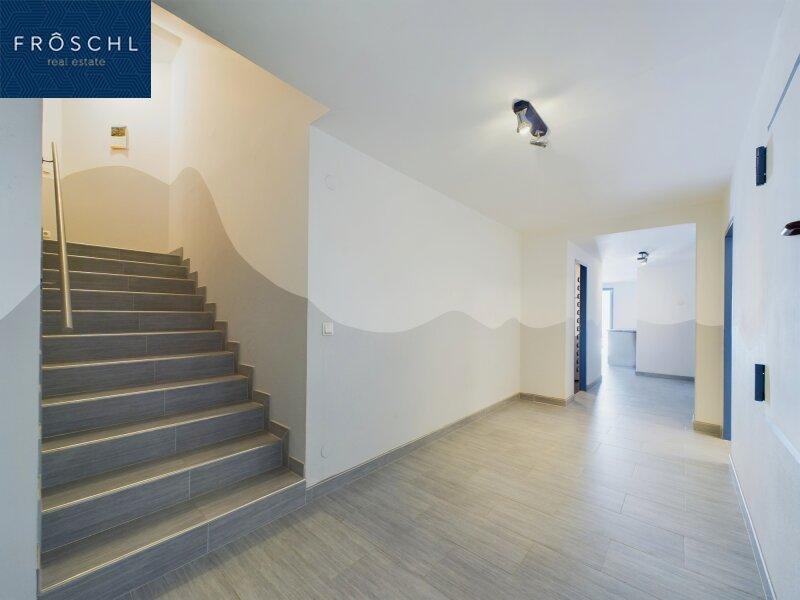 Stiege zum Untergeschosse/Ebene Garten, See u. Wellness