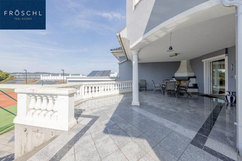 Terrasse mit Essbereich und Auenkamin