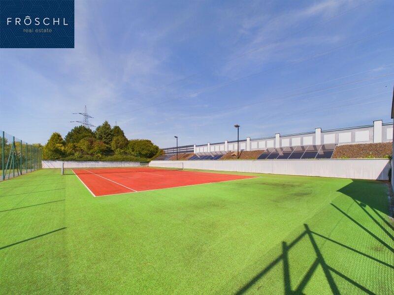 Tennisanlage mit Flutlicht