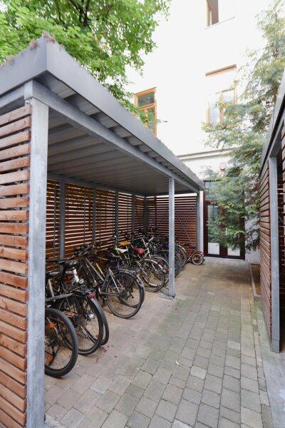 berdachter Fahrradabstellplatz